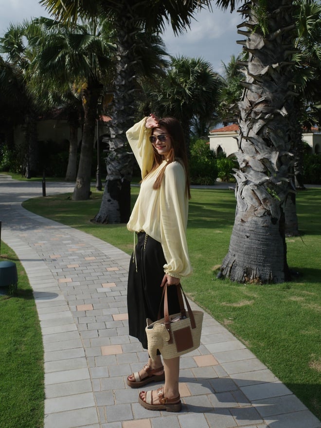 Chân váy đen, dù là dáng suông hay dáng chữ A, đều dễ phối với nhiều kiểu áo và phụ kiện khác nhau.