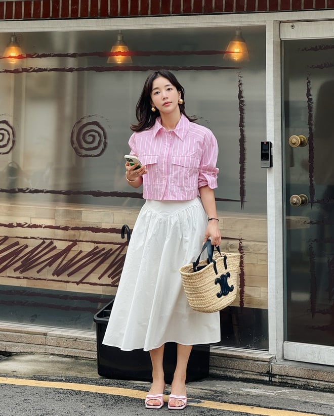 Không chỉ dành riêng cho mùa hè, chân váy trắng hoàn toàn có thể trở thành điểm nhấn cho mùa đông nếu phối đồ đúng cách.