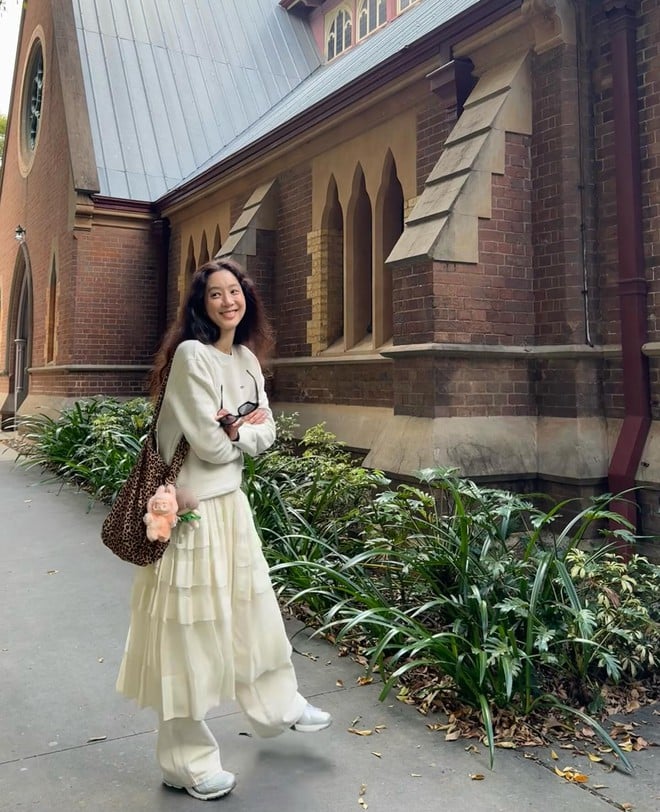 Chân váy voan mang lại nét bay bổng, nhẹ nhàng và rất “nữ tính”