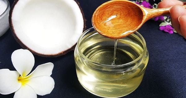 Dầu dừa giúp dưỡng ẩm môi