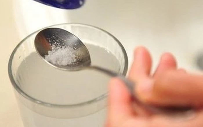Nước muối loãng là loại dung dịch súc miệng truyền thống, được xem như “kháng sinh tự nhiên”. 