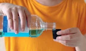 Trà xanh chứa catechin và polyphenol, hai hoạt chất có khả năng diệt khuẩn, chống viêm nướu và làm giảm mảng bám. 