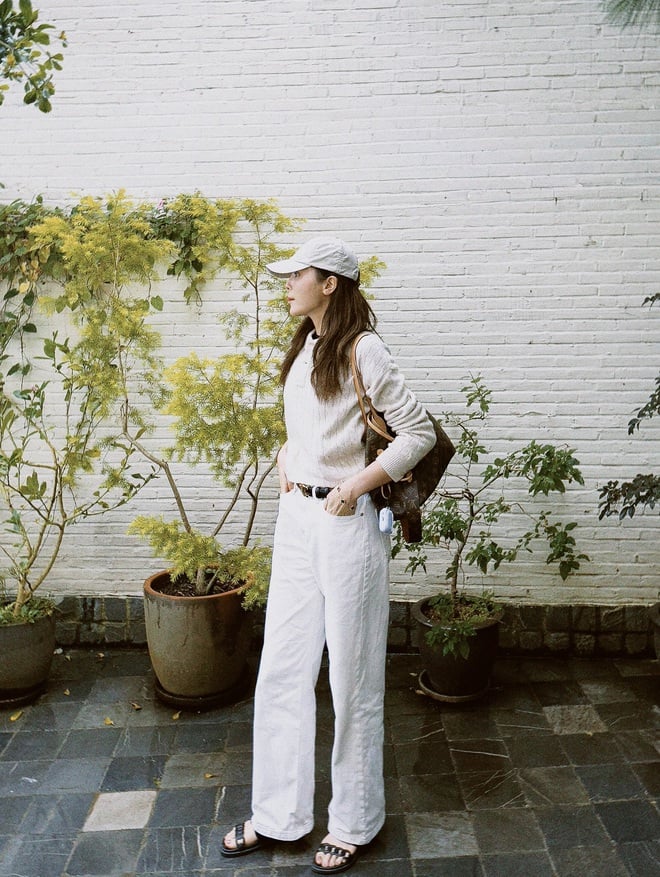 Khi kết hợp cùng quần jeans ống suông màu trắng hoặc xanh denim, tổng thể trang phục trở nên năng động mà vẫn giữ được nét thanh lịch