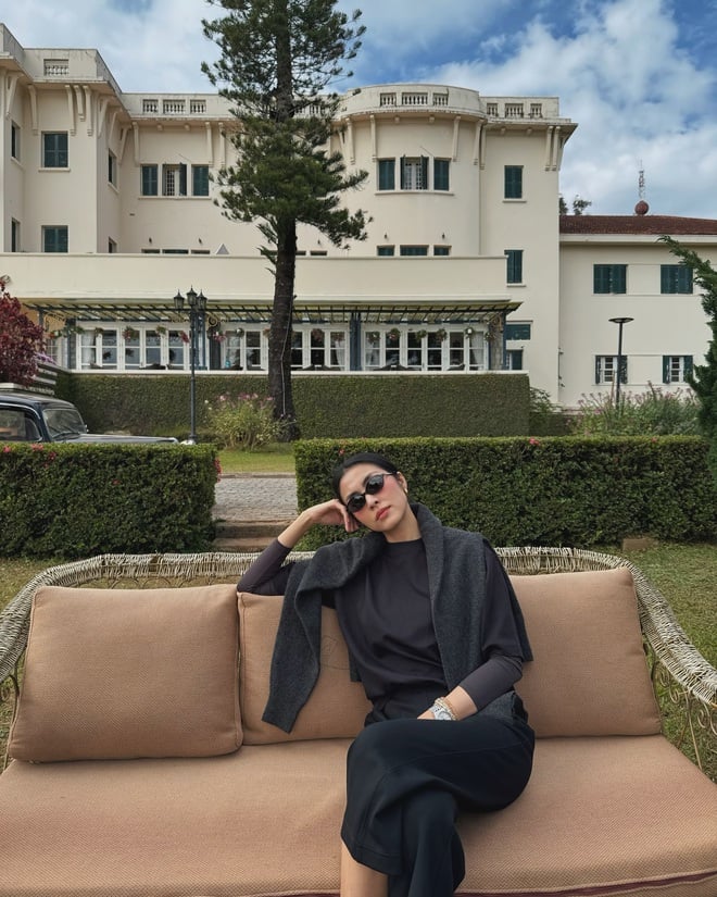 Cô yêu thích những item cơ bản như áo khoác denim, áo khoác da, quần jeans ống đứng hoặc áo khoác màu be, đen