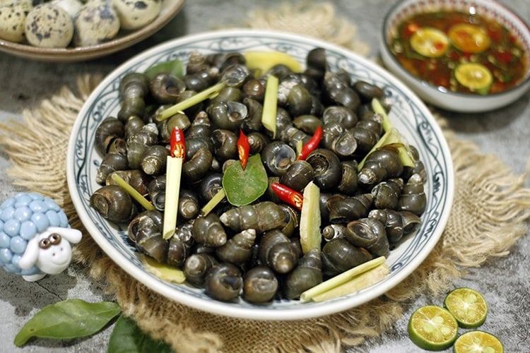 Xào ớt khô nóng trong nồi trước khi cho nước là bí quyết