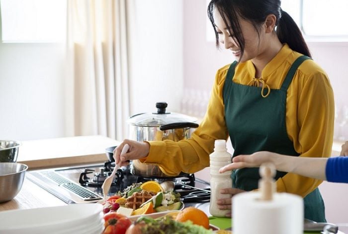Một bữa nấu ăn kéo dài khoảng 45 - 60 phút có thể giúp bạn đốt từ 150 - 200 calo. (Ảnh minh họa)