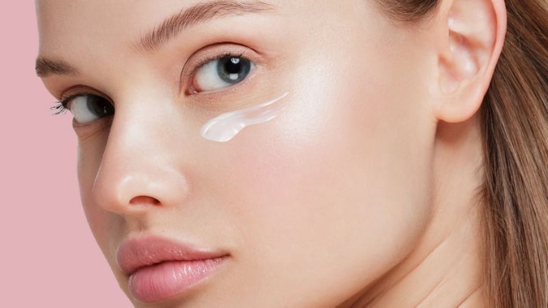 Sau peel, da rất nhạy cảm nên cần được chăm sóc kỹ lưỡng. Tránh tiếp xúc trực tiếp với ánh nắng và luôn dùng kem chống nắng có chỉ số cao.    