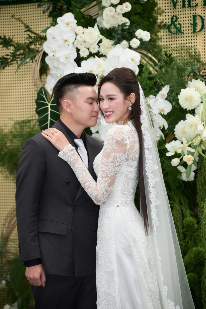 Tóc buộc nửa đầu vốn là kiểu tóc “quốc dân” trong các lễ cưới bởi nó vừa đơn giản, vừa sang trọng
