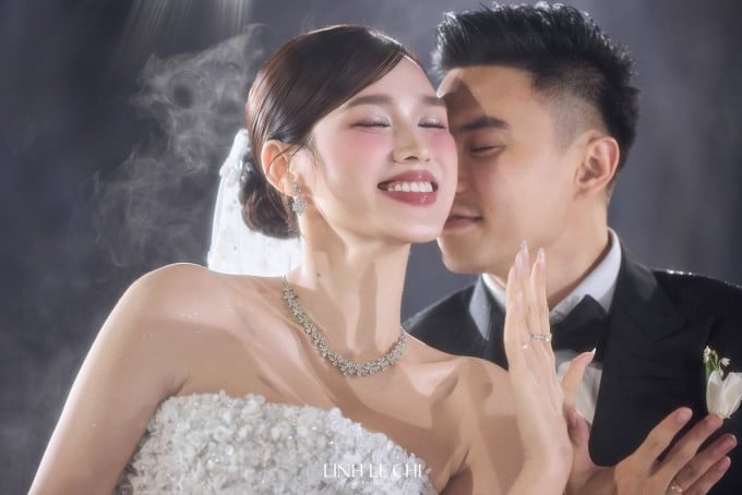 Trong không gian trang trọng của lễ cưới, kiểu tóc búi thấp được nhiều cô dâu lựa chọn nhờ khả năng tôn vinh sự sang trọng và tinh tế.