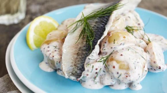 Chuyên gia dinh dưỡng Mỹ Kristen Carli trên trang Real Simple đánh giá: “Cá trích giàu omega-3, vitamin B12 và nhiều dưỡng chất khác. Bạn có thể chế biến cá trích thành salad, ăn cùng bánh mì nguyên hạt, làm sushi, nướng… đều rất ngon và lành mạnh.”    