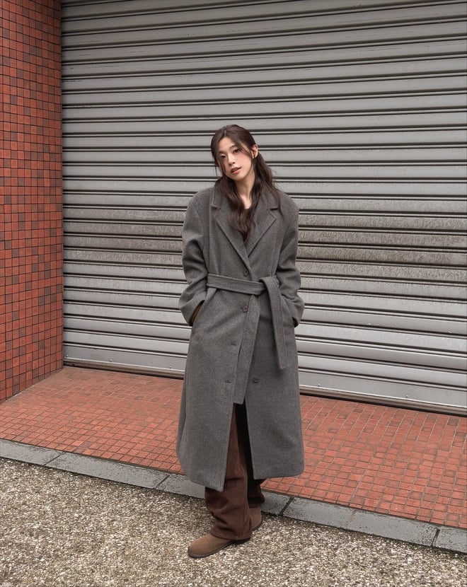 . Áo khoác dạ có thể dễ dàng phối với váy ôm, quần tây hoặc jeans, tạo nên tổng thể vừa tinh tế vừa ấm áp.