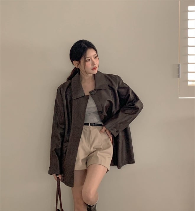 Nếu blazer và áo dạ đại diện cho sự thanh lịch, thì áo khoác da lại mang đến tinh thần tự do và mạnh mẽ. 