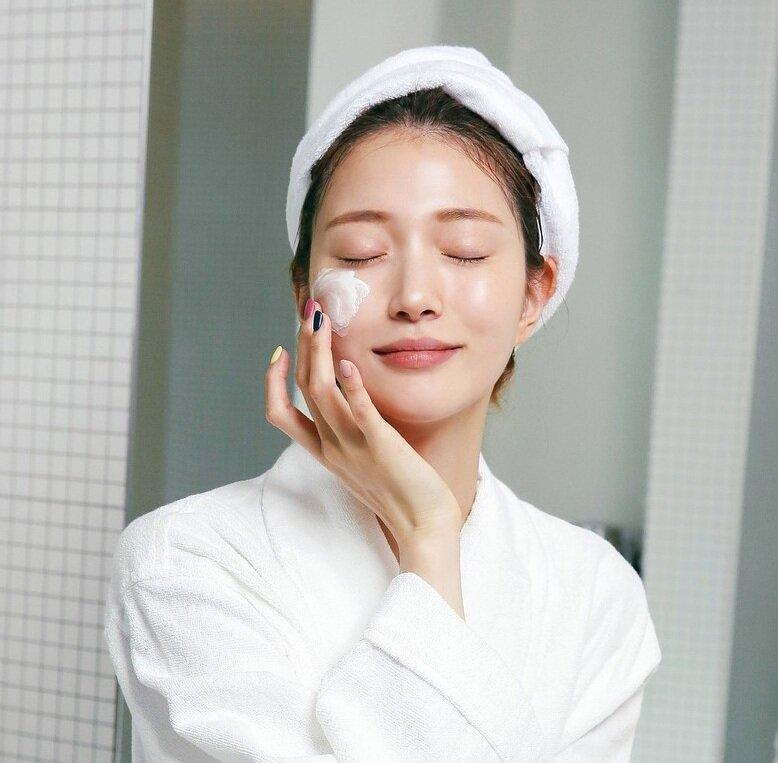 Khi cơ chế bảo vệ da suy yếu, vi khuẩn dễ xâm nhập hơn, khiến tình trạng viêm trở nên nghiêm trọng.