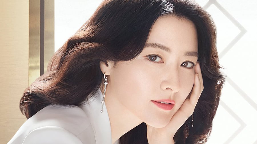 Lee Young Ae duy trì việc xịt dưỡng tóc đều đặn sau khi tắm và trước khi ngủ.