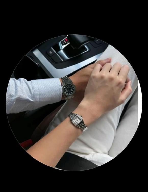 Có tài khoản đăng hình ảnh 2 bàn tay đeo đồng hồ nắm chặt nhau trên xe hơi.