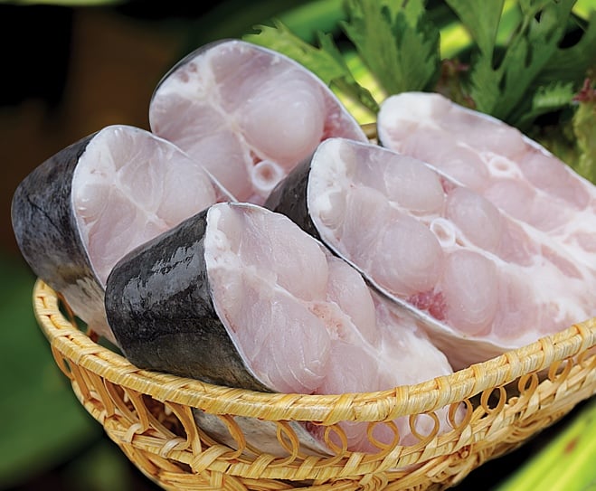 Cá basa là một trong những loại cá được ưa chuộng nhất vì thịt dày, ít xương và vị ngọt béo tự nhiên. Xương cá mềm, tập trung chủ yếu ở phần giữa nên dễ lọc, phù hợp cho cả trẻ nhỏ lẫn người cao tuổi.