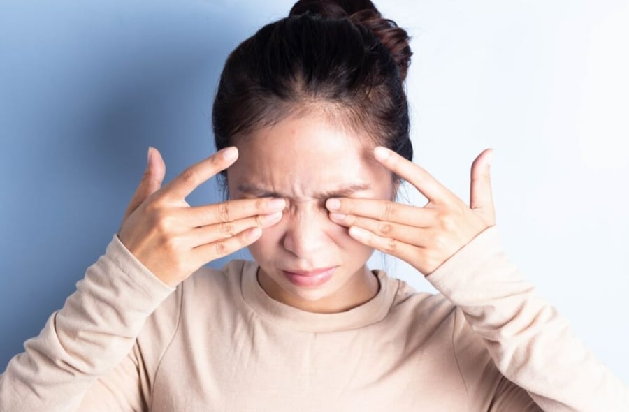 Tình trạng khô mắt, ngứa mắt hoặc mờ mắt cũng có thể là dấu hiệu gan bạn có vấn đề. (Ảnh minh họa)