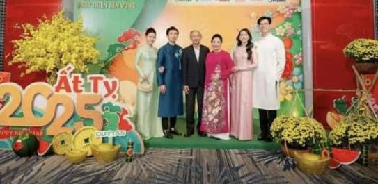 Loạt ảnh mới của Midu và bố mẹ chồng được lan truyền rộng rãi.