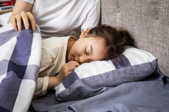 Nghe có vẻ ngược đời, nhưng những trẻ được mẹ chăm sóc sát sao từ nhỏ thường phát triển tính độc lập tốt hơn khi lớn lên.