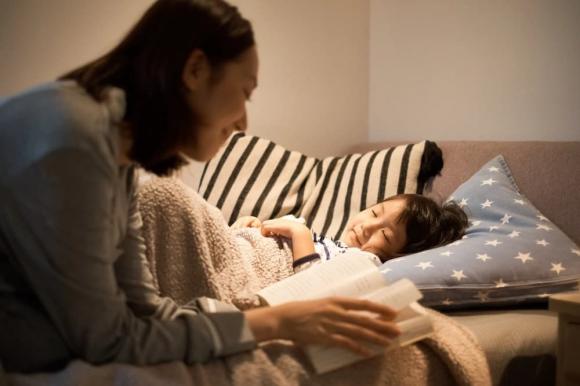 Ngay cả khi trẻ đã tách phòng, trong ba giai đoạn đặc biệt dưới đây, cha mẹ nên để con ngủ cùng.