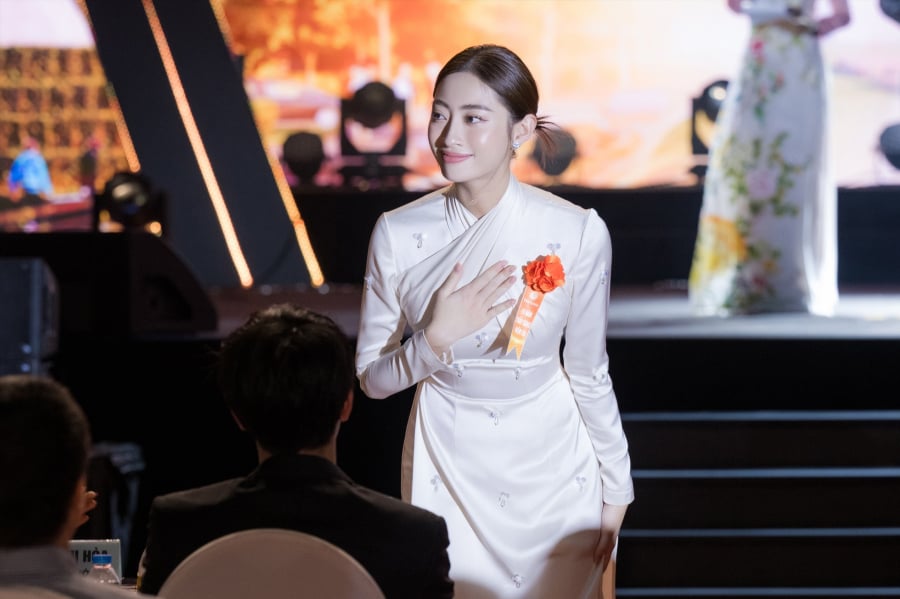 Hoa hậu Lương Thuỳ Linh xin lỗi Hương Giang