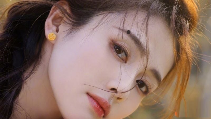 Nốt ruồi ở đuôi lông mày là dấu hiệu của người có vận quý nhân mạnh. Chủ nhân của nốt ruồi này thường thông minh, nhanh nhạy, có duyên trong giao tiếp và được nhiều người giúp đỡ. Trong công việc, họ dễ được cấp trên trọng dụng, đồng nghiệp yêu mến.    