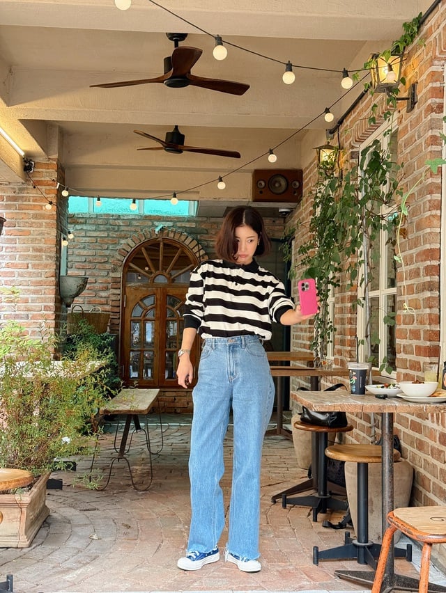 Chỉ cần thêm chiếc blazer đen hoặc xám, outfit lập tức trở nên hiện đại mà không hề nhàm chán.