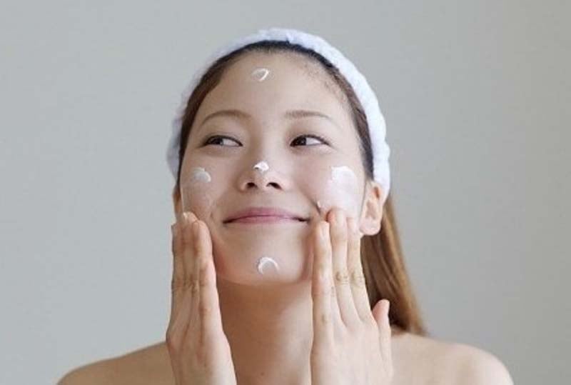 Các chuyên gia làm đẹp đều khẳng định, nếu chỉ được chọn một sản phẩm duy nhất để giữ da trẻ, đó chính là kem chống nắng.