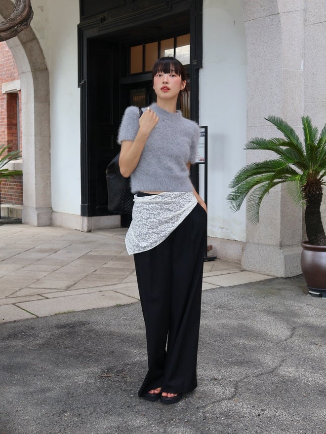 Áo len cộc tay là lựa chọn hoàn hảo cho những ai yêu thích phong cách thanh lịch nhưng vẫn muốn giữ nét trẻ trung. 