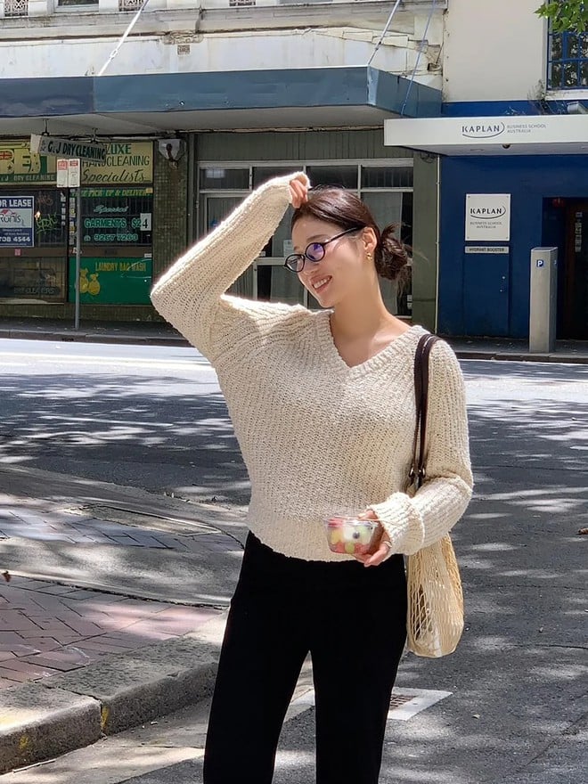 Những gam màu trung tính như trắng, kem, ghi hay nâu nhạt luôn là “bạn đồng hành” lý tưởng của quần đen. 