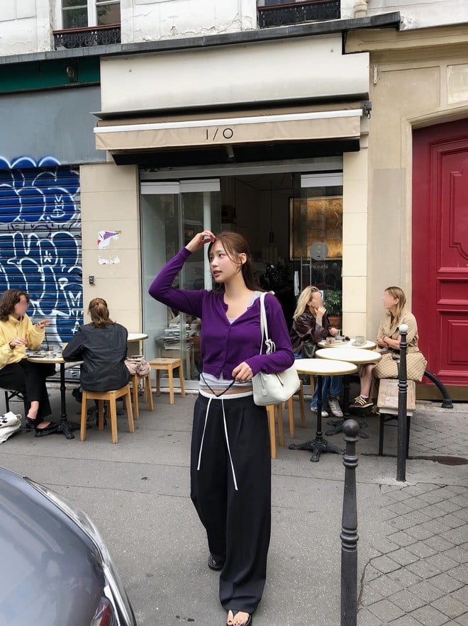 Quần đen chính là “phông nền hoàn hảo” để tôn lên những chiếc áo màu nổi bật. 