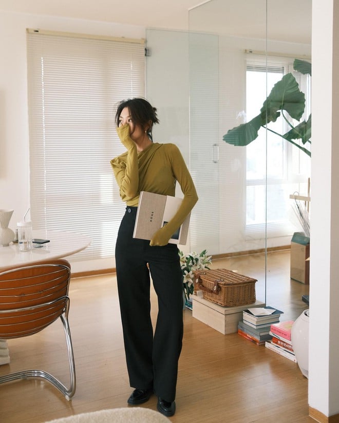 Áo thun là món đồ “quốc dân” có thể kết hợp linh hoạt với mọi kiểu quần đen. 