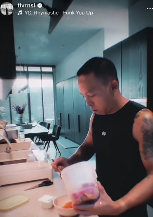 Touliver một mình nấu nướng, chăm sóc mèo ở biệt thự