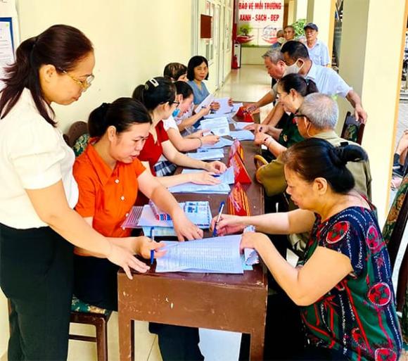 Ngoài ra, công dân Việt Nam từ 70 đến dưới 75 tuổi thuộc hộ nghèo hoặc hộ cận nghèo theo quy định của Chính phủ, đồng thời đáp ứng hai điều kiện còn lại, cũng thuộc đối tượng được hưởng trợ cấp hưu trí.