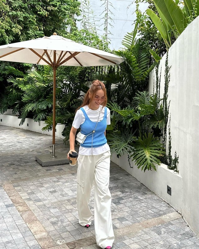 Một chiếc áo thun trắng phối cùng quần ống suông túi hộp vốn khá đơn giản, nhưng khi thêm chiếc áo hai dây xanh lơ bên ngoài