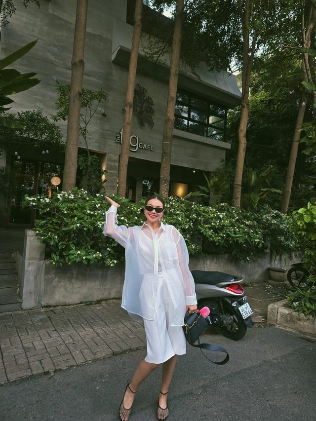 Khi kết hợp với giày lưới và trang sức ánh vàng, bạn sẽ có vẻ ngoài sang trọng mà không hề phô trương