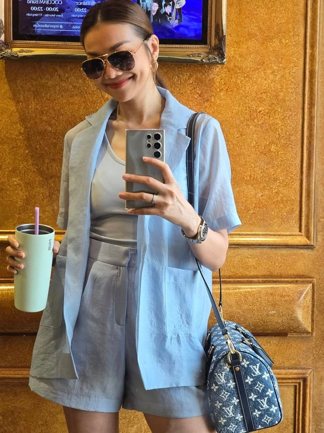 Áo tank top trắng bên trong cân bằng tổng thể, khiến outfit trông nhẹ nhàng và trẻ trung hơn. 