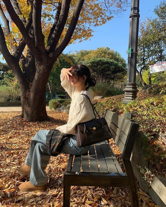 Những kiểu túi quá cầu kỳ, đính đá hoặc dây xích nặng nề đôi khi lại làm mất đi nét nhẹ nhàng vốn dĩ là điểm mạnh của tuổi này.