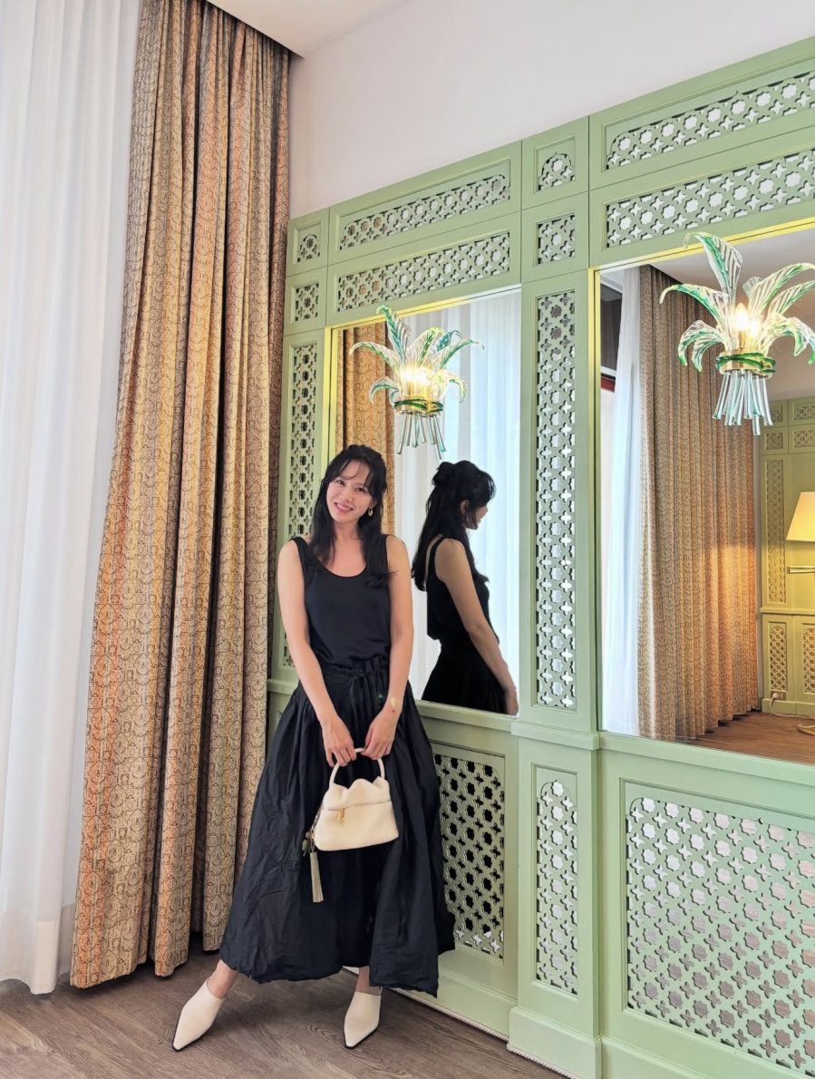 Những chiếc túi họ mang đều có kiểu dáng tối giản, tay cầm chắc chắn, đôi khi chỉ là một logo nhỏ khắc chìm tinh tế.