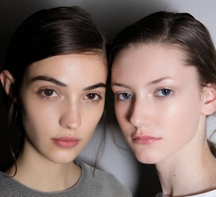 Lông mày nên được chải nhẹ, giữ nguyên dáng tự nhiên, tránh kẻ quá sắc nét để duy trì sự mềm mại.