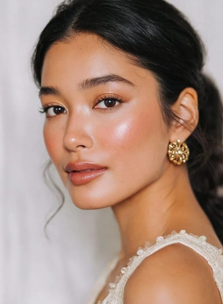 Khi kết hợp cùng trang phục ánh kim hoặc đồ nhung – hai chất liệu “đặc sản” của mùa lạnh – tổng thể sẽ trở nên hoàn hảo và cuốn hút trong mọi khung hình.