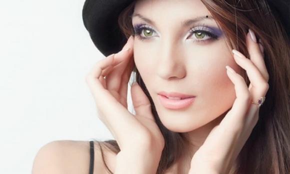 Nốt ruồi ở vị trí giữa hai lông mày, như diễn viên Tiết Gia Yến sở hữu, thường được gọi là “nốt ruồi phúc”.