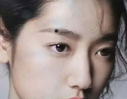 Nốt ruồi son trên lông mày bên phải tượng trưng cho sự giàu sang hoặc tiền của dư dả.