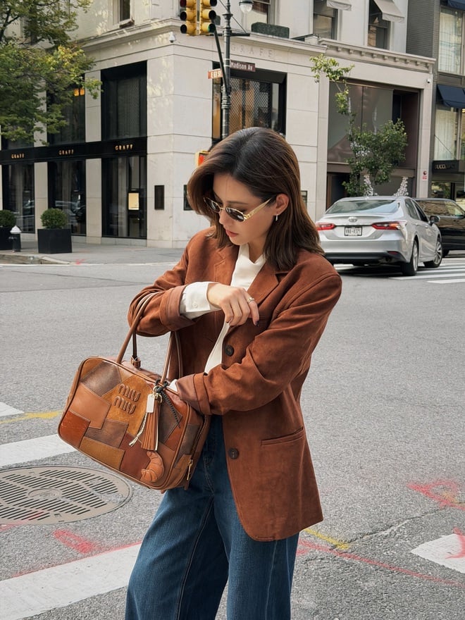  Sự tương phản giữa chất liệu đứng dáng của blazer và nét bụi bặm của jeans tạo nên một tổng thể cân bằng, vừa hiện đại vừa gần gũi.