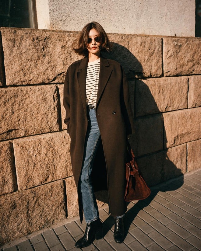  Kết hợp cùng quần jeans, chiếc áo dạ mang đến vẻ thanh lịch, ấm áp mà không hề nặng nề.