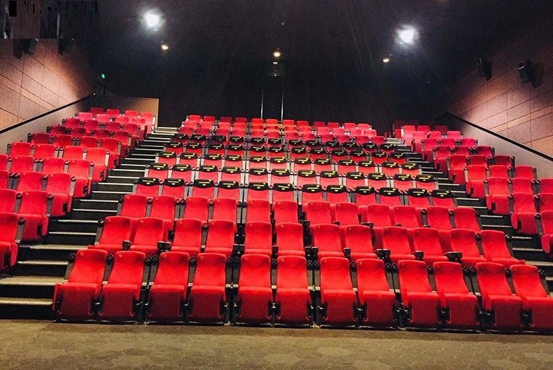 Ngược lại, nếu ghế có màu sáng như trắng, vàng hay xanh, ánh sáng phản chiếu sẽ làm giảm độ tương phản, khiến trải nghiệm xem phim bị ảnh hưởng. Màu đỏ vì thế được xem là màu tối lý tưởng, vừa sang trọng, vừa giúp ánh nhìn hướng trọn về phía màn ảnh lớn.