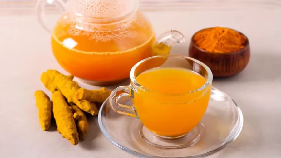 Uống nước nghệ tươi mang lại nhiều lợi ích cho sức khỏe.