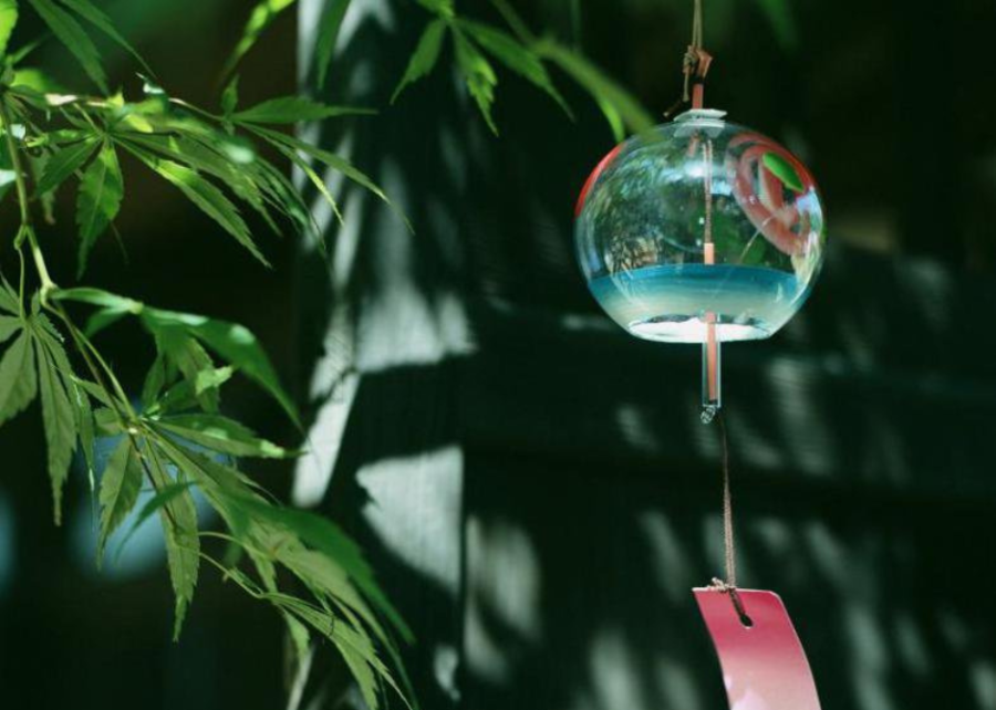 Treo chuông gió ở ban công, năng lượng xấu theo tiếng chuông tản mát khắp nơi, ảnh hưởng tới sức khỏe và tinh thần của chủ nhân. (Ảnh minh họa)