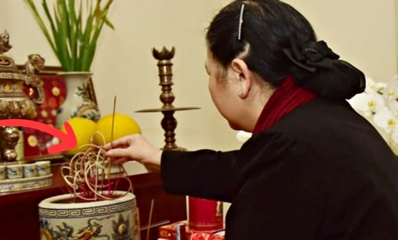 Trong văn hóa tâm linh Việt Nam, nén hương được coi là vật thiêng, biểu tượng cho sự thanh khiết, lương thiện và lòng thành kính.