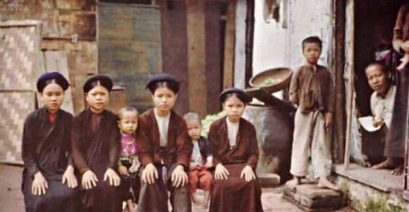 Từ “Thị” (氏) có nguồn gốc từ Hán tự, ban đầu mang nghĩa là “họ” hoặc “tộc danh” của người phụ nữ.